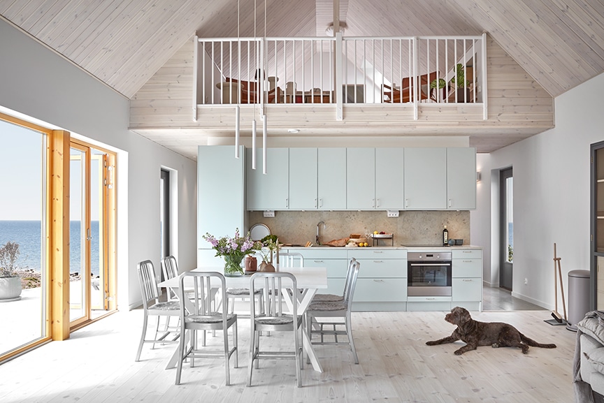 Alster 45-102 ladhus med loft interiör kök vardagsrum högt i tak