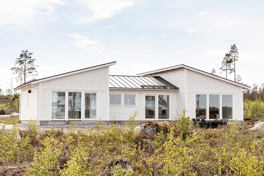 Form 145, modernt h-hus enplanshus med pulpettak 129 kvm bild på byggt hus exteriör