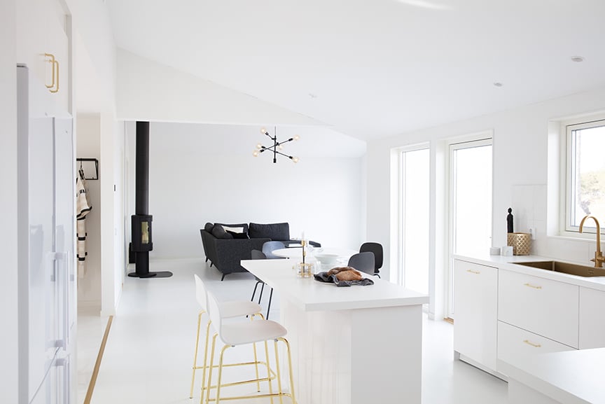 Form 145, modernt h-hus enplanshus med pulpettak 129 kvm bild på byggt hus interiör kök vardagsrum