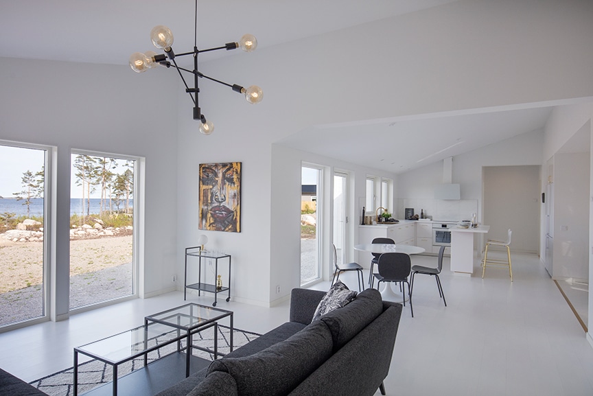 Form 145, modernt h-hus enplanshus med pulpettak 129 kvm bild på byggt hus interiör vardagsrum kök