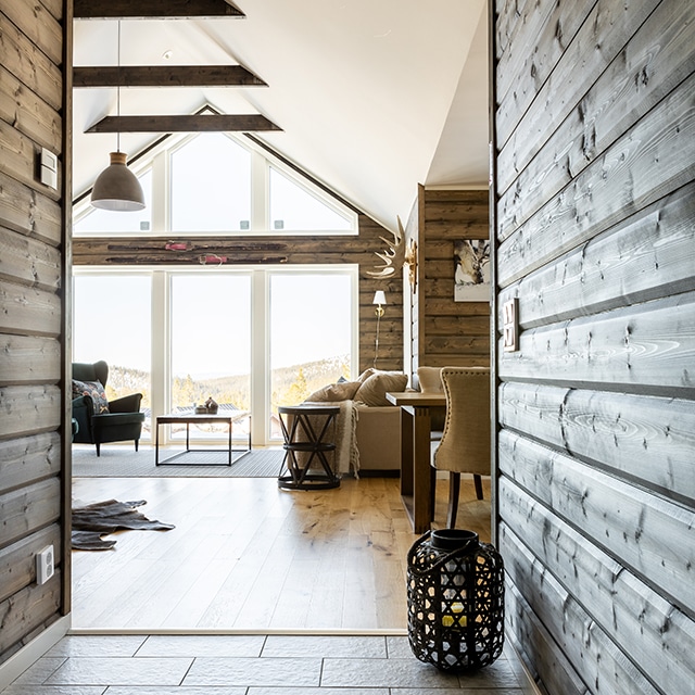 Abisko 124 fjällstuga vinkelhus mörk väggpanel