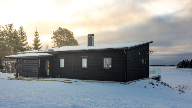 Stil 103 svart modernt fritidshus i vintermiljö vid havet på tema uppvärmning av fritidshus