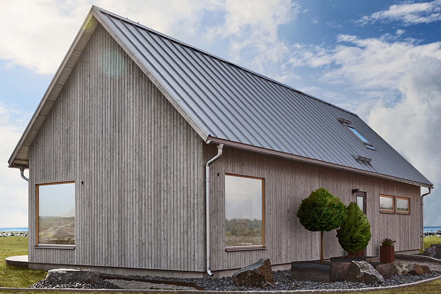 Utvändig färgsättning exempel Alster 45-102 med utvändig panel behandlad med Sioo:x Vitgrå, tak och plåtdetaljer i PL45 Silvermetallic och fönster i furulasyr
