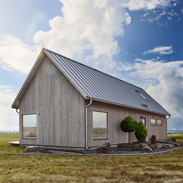 Exempel på exteriör färgsättning fritidshus Alster grå lasyr grått plåttak