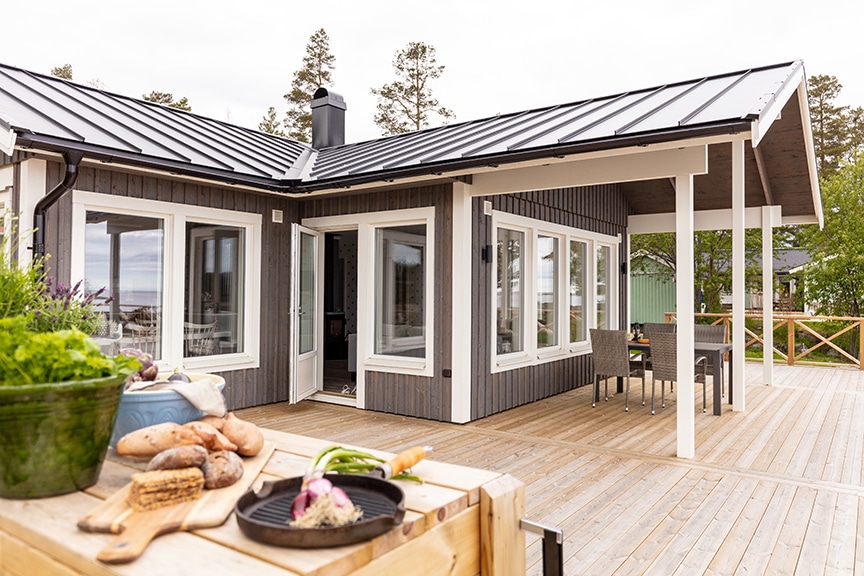 Överbyggd altan på ett fritidshus Ängnö 23-135 med utekök