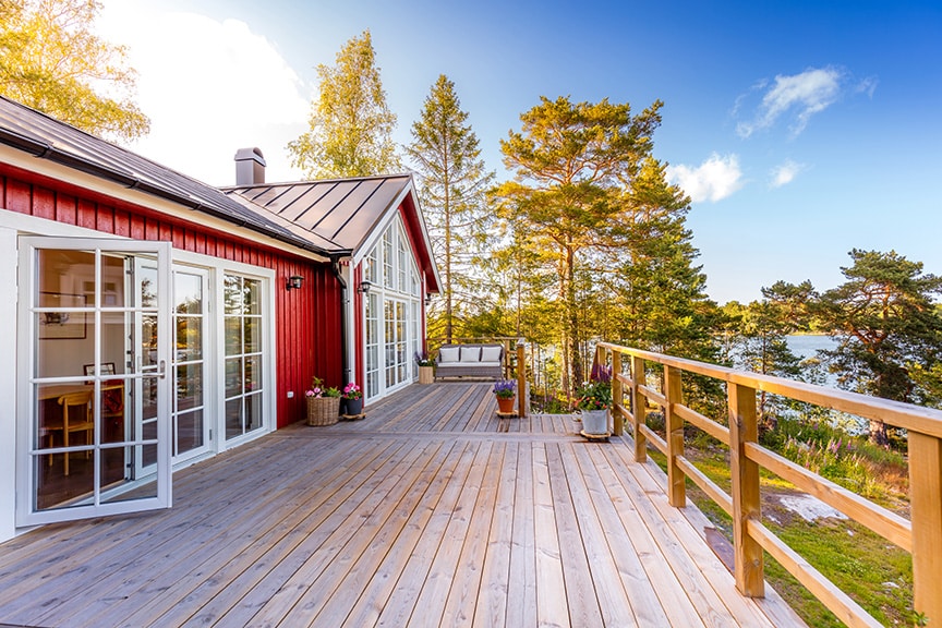 Långsida av h-format hus i serien Torekov